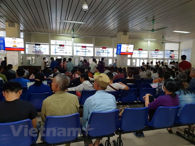  Bệnh nhân chờ khám tại Bệnh viện K. (Ảnh: PV/Vietnam+)
