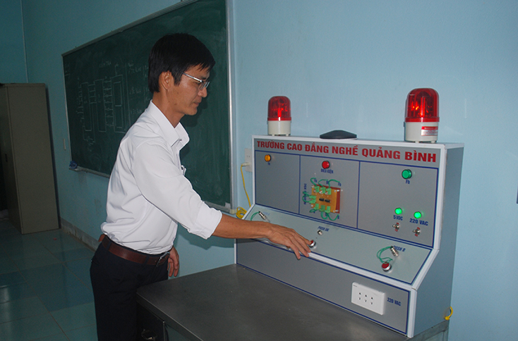 Thầy giáo Phan Thanh Bình và dụng cụ trực quan cho bài giảng tham gia Hội giảng nhà giáo giáo dục nghề nghiệp toàn quốc năm 2018. 