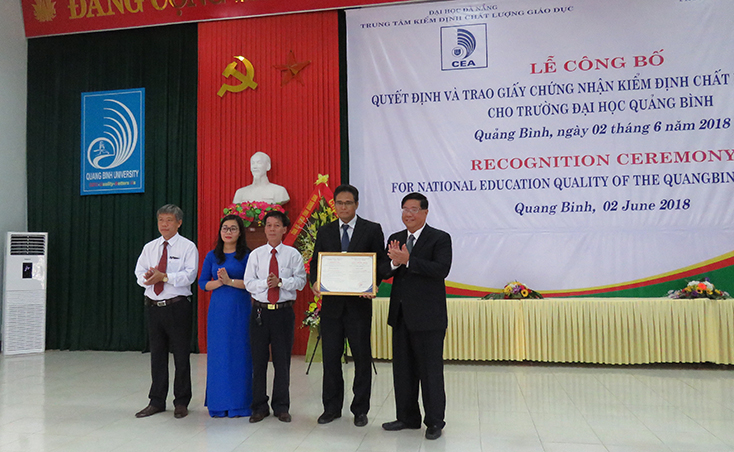 PGS.TS Đoàn Quang Vinh, Giám đốc Trung tâm Kiểm định chất lượng giáo dục-Đại học Đà Nẵng trao giấy chứng nhận Kiểm định chất lượng giáo dục cho Trường ĐHQB.