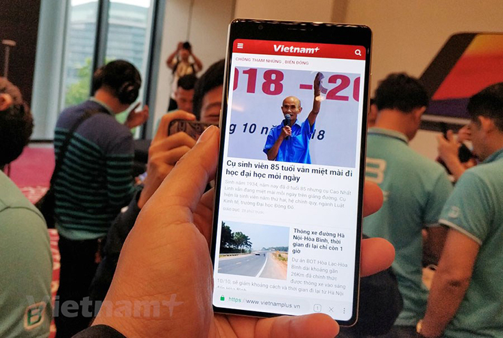  Bphone 3 có màn hình tràn đáy và thiết kế khá đẹp. (Ảnh: T.H/Vietnam+)