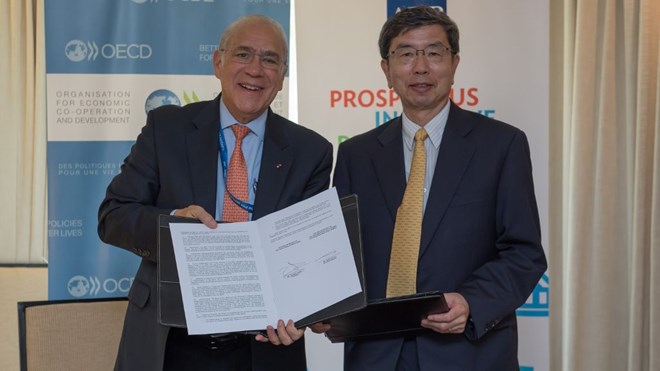 Chủ tịch ADB, ông Takehiko Nakao (phải) và Tổng thư ký OECD, ông Angel Gurría (trái) tại lễ ký kết tại Bali. (Nguồn: adb.org)
