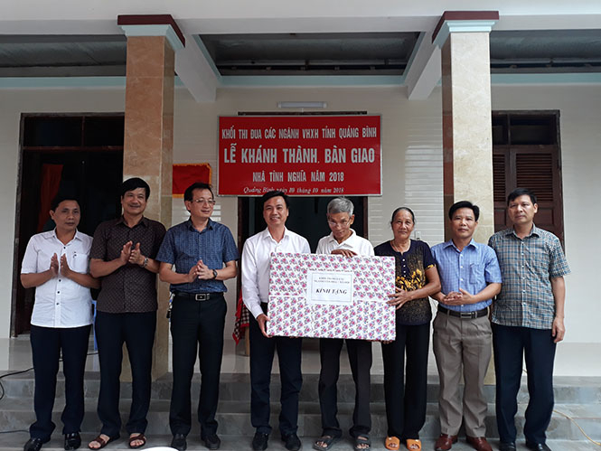  Khối thi đua ngành Văn hóa – Xã hội tặng ti vi cho gia đình ông Phan Sơn Phong trong dịp bàn giao nhà tình nghĩa.