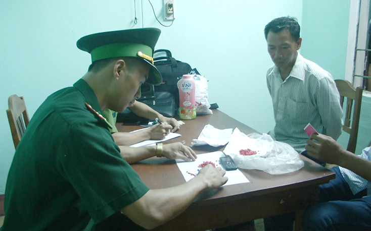 Đối tượng và tang vật vụ án tại cơ quan chức năng.