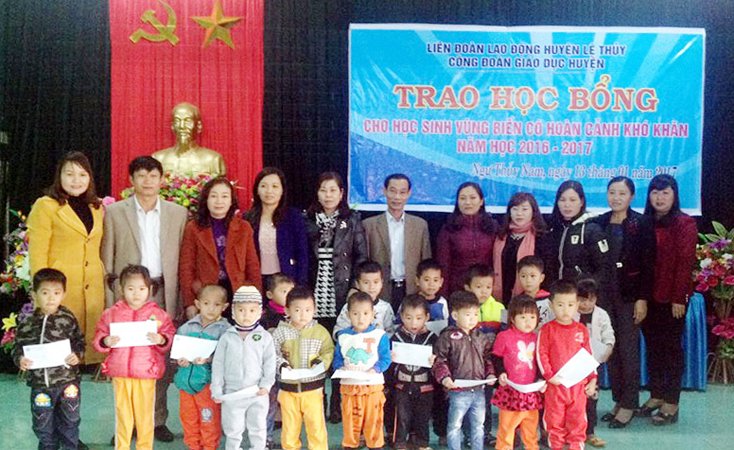 Các cấp công đoàn trao quà và học bổng cho học sinh vùng biển có hoàn cảnh khó khăn.