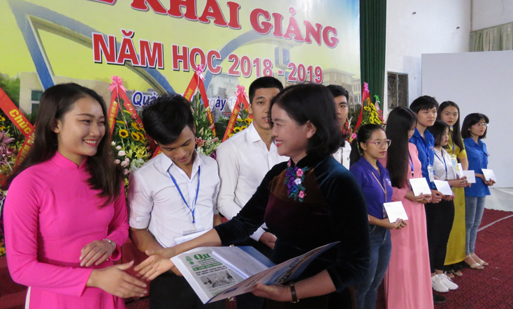 Đại diện các nhà tài trợ trao 15 suất học bổng cho SV có thành tích học tập và rèn luyện tốt trong năm học 2017-2018 (mỗi suất 1 triệu đồng).