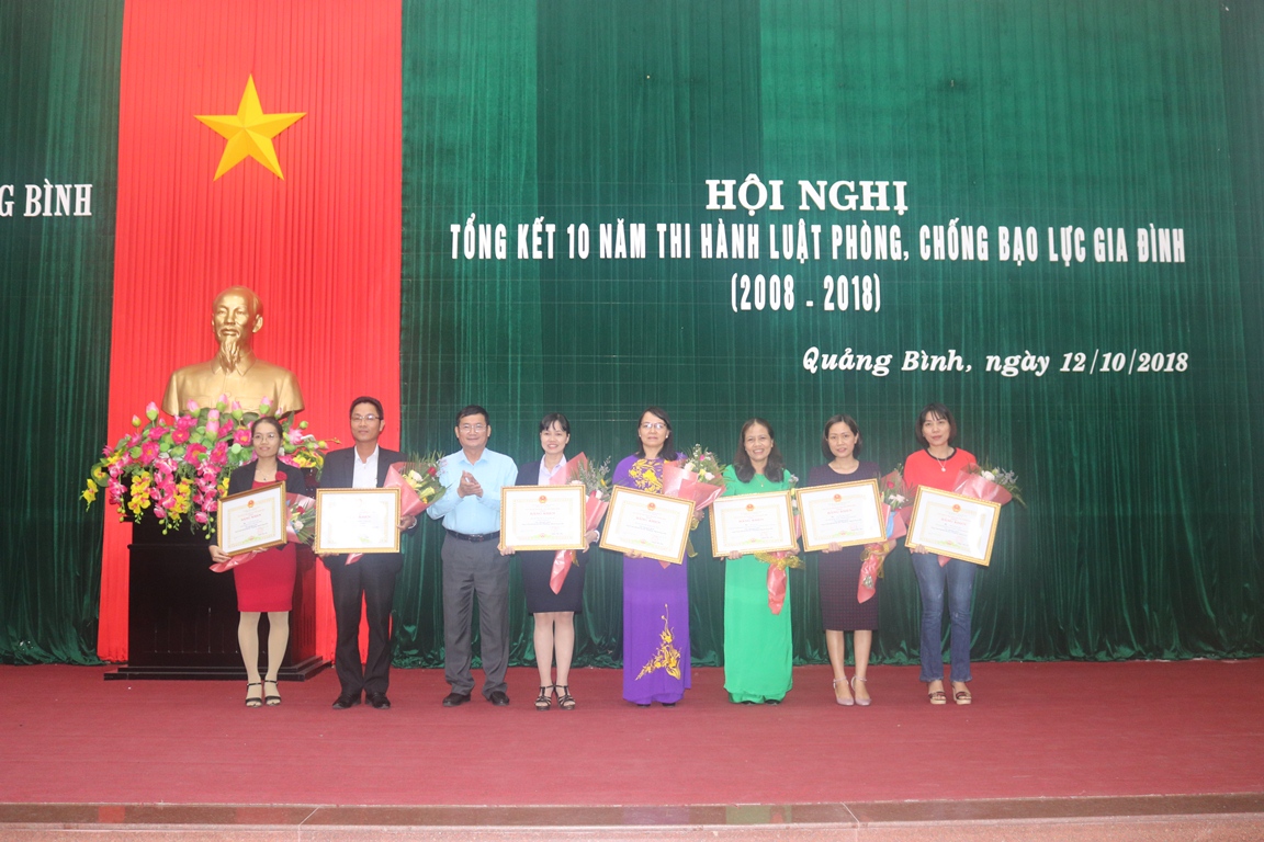 Đồng chí Phó Chủ tịch UBND tỉnh Trần Tiến Dũng trao bằng khen của Chủ tịch UBND tỉnh cho các tập thể và cá nhân có thành tích xuất sắc trong công tác thi hành Luật PCBLGĐ giai đoạn 2008 – 2018. 