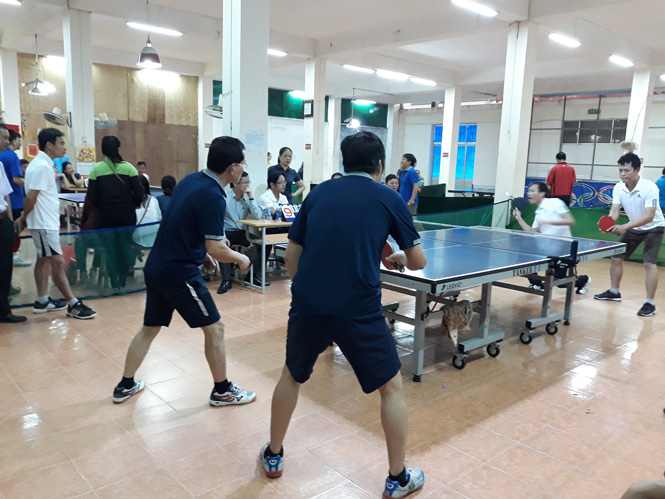 Các vận động viên đang thi đấu bộ môn bóng bàn ở nội dung đôi nam.  
