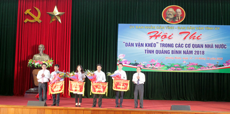 Ban tổ chức hội thi trao bằng khen của UBND tỉnh cho 5 đội thi có thành tích xuất sắc trong công tác chỉ đạo hội thi