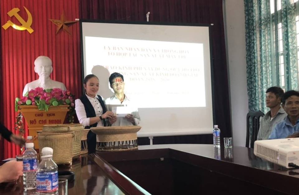 Bà Phan Thị Thuý Duyên, giám đốc Công ty TNHH Bảo Minh Phát trao quà cho anh Hồ Kết
