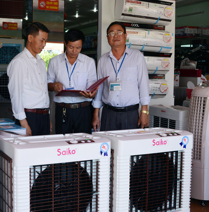 Chi cục Thuế huyện Bố Trạch hướng dẫn, tạo điều kiện thuận lợi cho các cá nhân, đơn vị nộp thuế ở cơ sở.