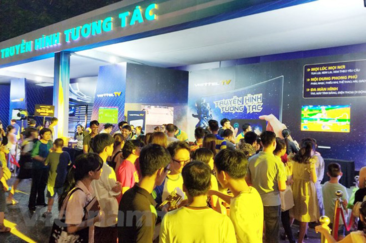 Trải nghiệm truyền hình tương tác của Viettel tại khu vực phố đi bộ Hà Nội tối 14/10. (Ảnh: T.H/Vietnam+)