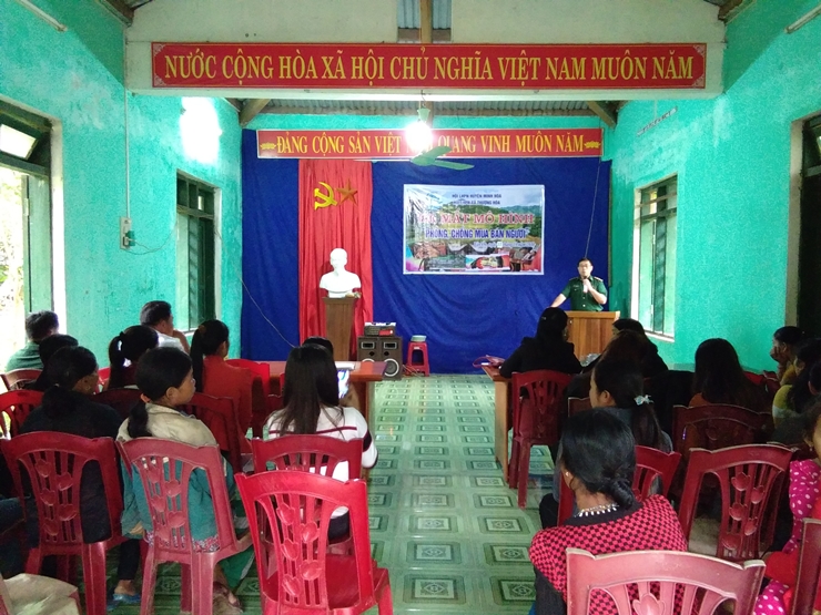 Đồn biên phòng Cà Xèng tuyên truyền Luật phòng chống mua bán người cho chị em phụ nữ người Rục.
