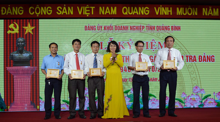 Đại diện lãnh đạo Ủy ban Kiểm tra Tỉnh ủy trao tặng Kỷ niệm chương  