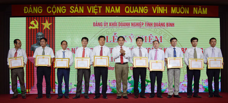 Lãnh đạo Đảng ủy Khối Doanh nghiệp tỉnh tặng giấy khen cho các tập thể đã có nhiều đóng góp trong công tác kiểm tra, giám sát của Đảng.