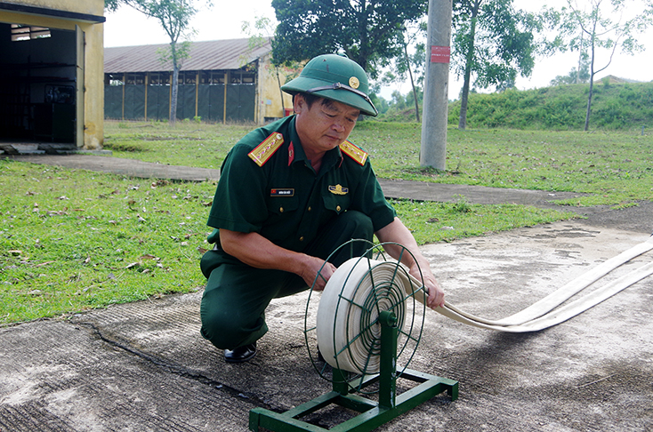 Đại uý Dương Văn Chiến vận hành sáng kiến cải tiến kỹ thuật do anh sáng chế.