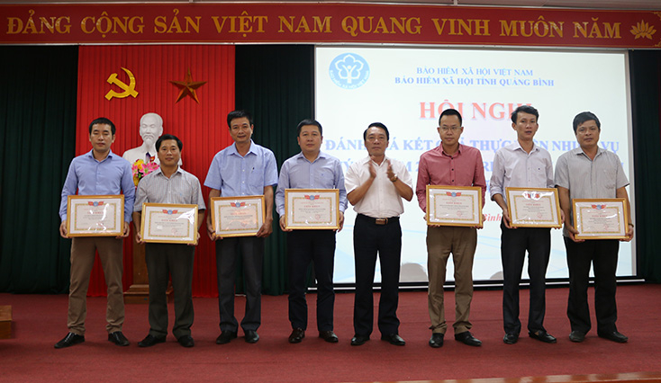 Lãnh đạo BHXH tỉnh tặng giấy khen cho 7 tập thể thực hiện tốt đợt thi đua trong quý III-2018. 