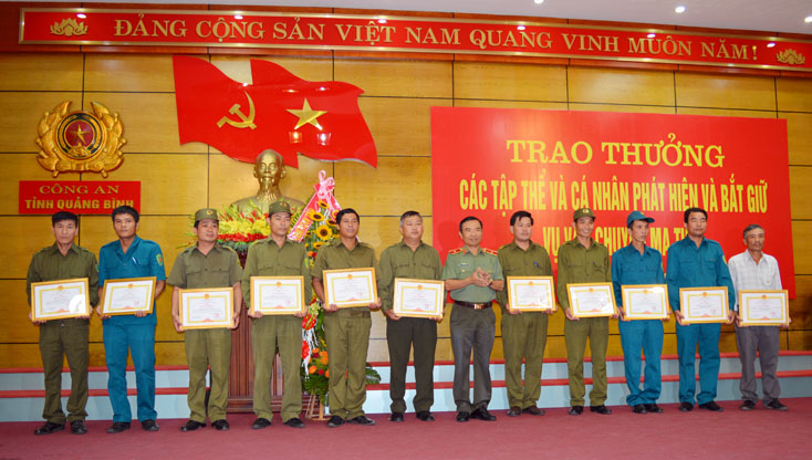 Thiếu tướng Từ Hồng Sơn, Ủy viên Ban Thường vụ Tỉnh ủy, Giám đốc Công an tỉnh tặng giấy khen các tập thể và cá nhân có thành tích đột xuất trong công tác đấu tranh, phòng chống tội phạm về ma túy.