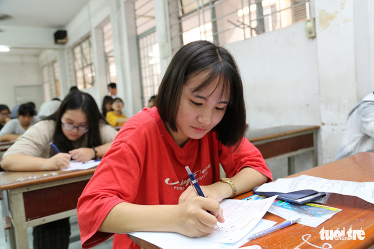 Thí sinh làm thủ tục trước giờ thi đánh giá năng lực của ĐH Quốc gia TP.HCM năm 2018. 