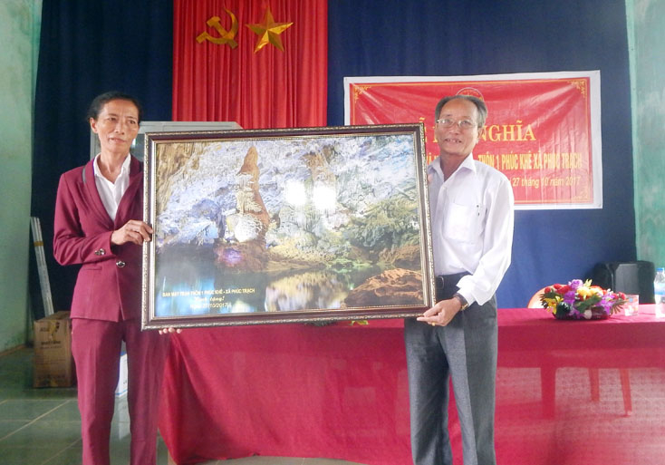 Trao tặng quà tại buổi giao lưu kết nghĩa của thôn Bắc Hồng (xã Nhân Trạch) với thôn 1- Phúc Khê (xã Phúc Trạch)