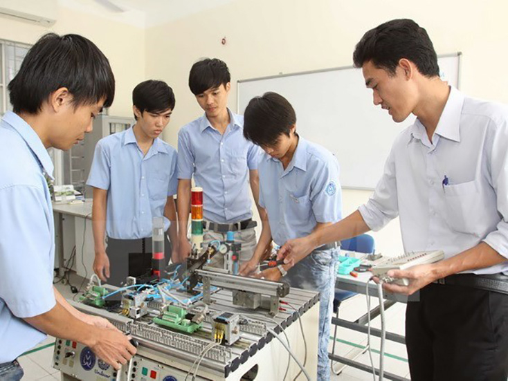Giờ học thực hành của sinh viên. (Ảnh: TTXVN)