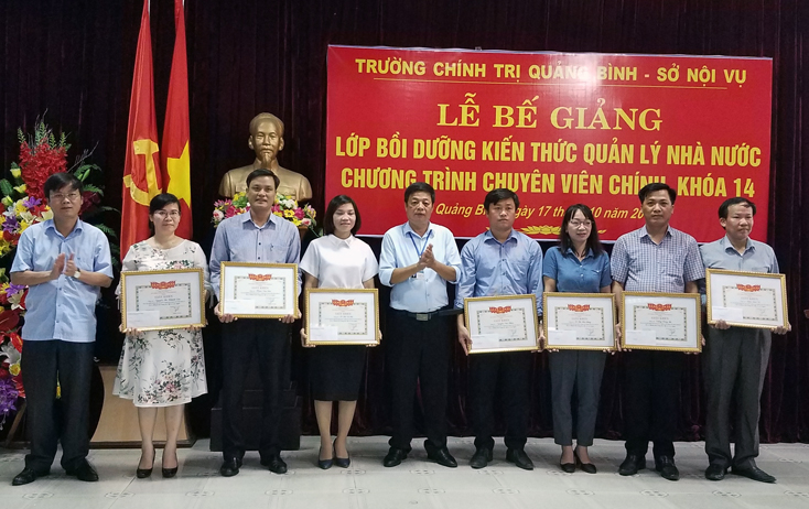 Đại diện lãnh đạo Trường Chính trị tỉnh và Sở Nội Vụ trao phần thưởng cho các học viên có thành tích xuất sắc.