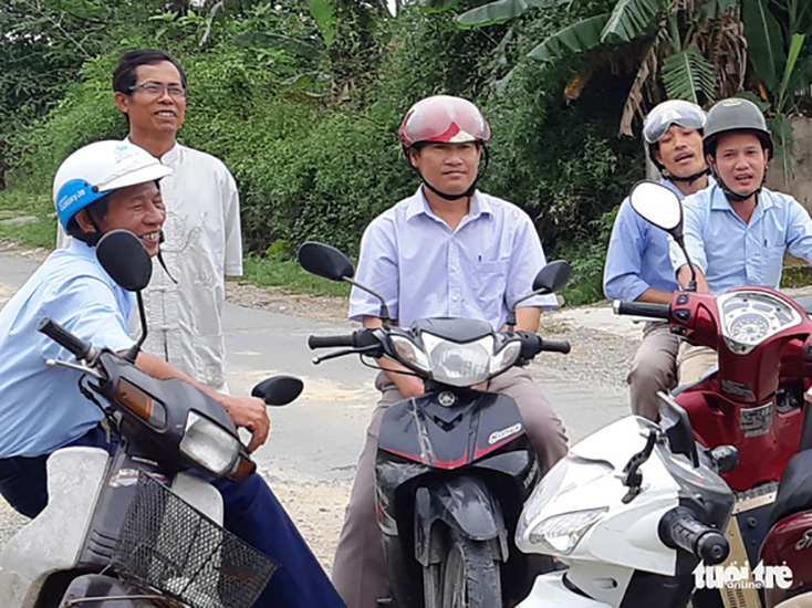  Người dân xã Kỳ Bắc tụ tập kể lại hiện tượng mặt đất phát ra tiếng nổ, nhà cửa rung chuyển - Ảnh: VĂN ĐỊNH