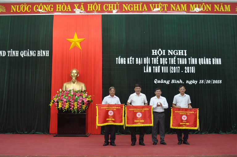Đồng chí Phó Chủ tịch UBND tỉnh Trần Tiến Dũng trao cờ giải nhất cho đoàn thể thao huyện Lệ Thủy, giải nhì cho đoàn thể thao TP.Đồng Hới và giải ba cho đoàn thể thao huyện Quảng Ninh