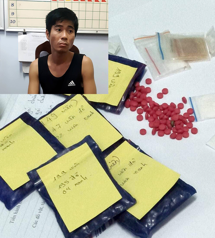 Đối tượng Lê Văn Trung cùng số lượng lớn ma túy cất giấu trên người bị lực lượng chức năng bắt giữ tại xã sơn Thủy.