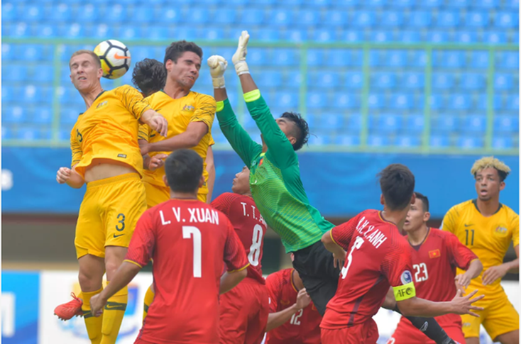  Một pha bóng trong trận U19 VN thua Úc 1-2 - Ảnh: FOX SPORTS