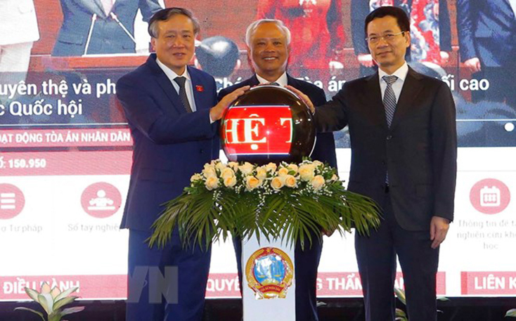 Phó Chủ tịch Quốc hội Uông Chu Lưu, Chánh án Tòa án nhân dân Tối cao Nguyễn Hòa Bình và quyền Bộ trưởng Bộ Thông tin và Truyền thông Nguyễn Mạnh Hùng thực hiện nghi thức ra mắt các hệ thống công nghệ thông tin của Tòa án nhân dân tối cao. (Ảnh: Doãn Tấn/TTXVN)
