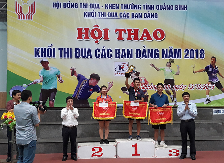Ban tổ chức trao giải toàn đoàn cho các đơn vị. Ảnh: Mỹ Huệ 