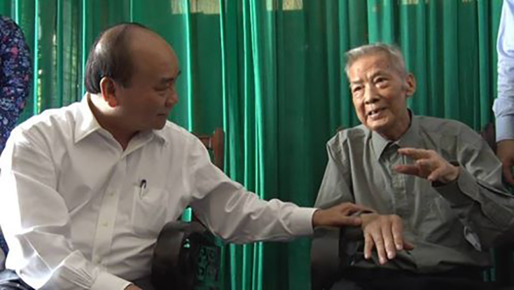 Thủ tướng Chính phủ Nguyễn Xuân Phúc, thăm đồng chí Trần Sự, tháng 8-2018. 