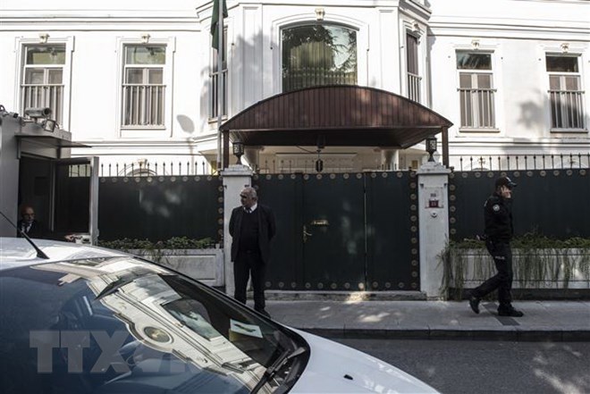 Cảnh sát phong tỏa bên ngoài tư dinh Tổng lãnh sự Saudi Arabia tại Istanbul, Thổ Nhĩ Kỳ sau khi nhà báo Jamal Khashoggi mất tích, ngày 16-10-2018. (Ảnh: AFP/TTXVN)