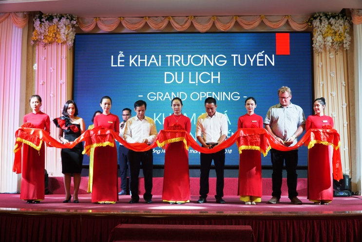 Cắt băng khai trương tour du lịch hang Vòm-Giếng Voọc