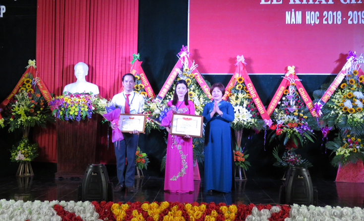 Đồng chí Phó Chủ tịch Thường trực HĐND tỉnh trao Bằng khen của Bộ Lao động-Thương binh và Xã hội cho hai giáo viên đạt giải tại hội thi nhà giáo giáo dục nghề nghiệp toàn quốc năm 2018.