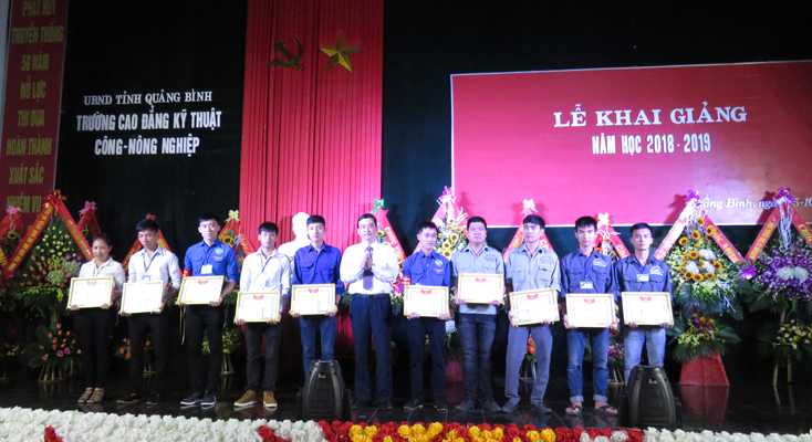 Ban giám hiệu nhà trường trao thưởng cho các HS, SV xuất sắc năm học 2017-2018.