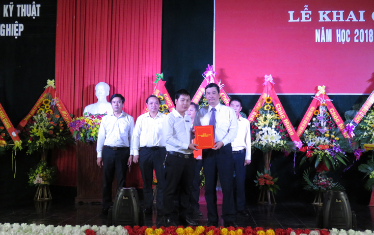 Lãnh đạo nhà trường đã ký kết biên bản hợp tác liên kết đào tạo theo đơn đặt hàng với các đơn vị, tập đoàn, tổng công ty trong và ngoài tỉnh.