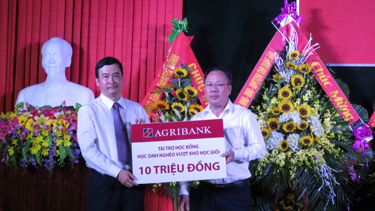 Tại lễ khai giảng năm học mới, các đơn vị, doanh nghiệp đã trao tiền tiền ủng hộ quỹ học bổng của nhà trường.