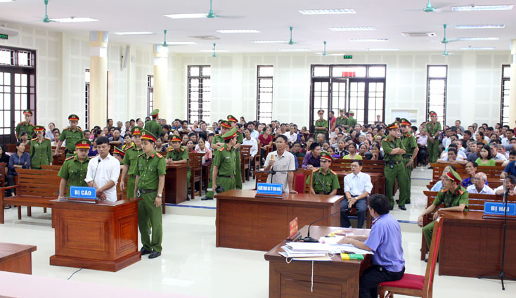 Phiên tòa phúc thẩm diễn ra “rất nóng” với hang trăm người dân tham dự.