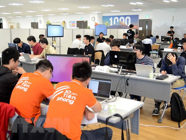 Các thí sinh tham dự vòng chung kết cuộc thi Lập trình trí tuệ nhân tạo quốc tế Pikalong War đang chăm chú làm bài thi. (Nguồn: Hy Hữu/TTXVN)