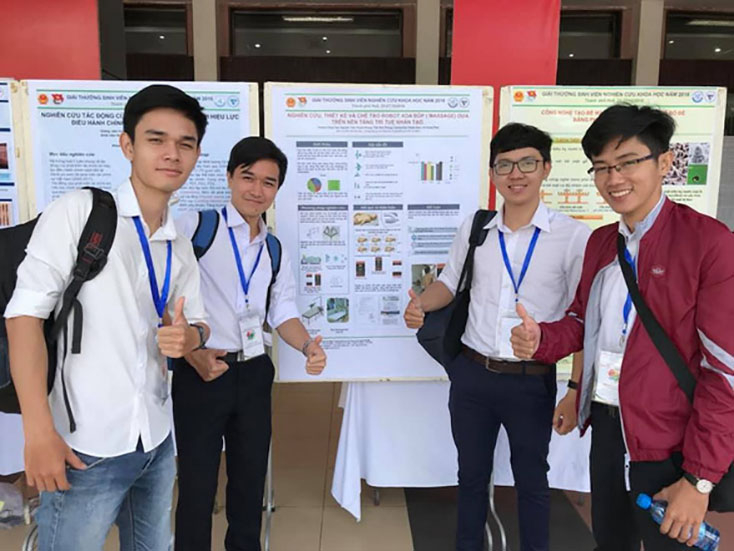 Nhóm sinh viên chế tạo robot mátxa - Ảnh: N.T.T.