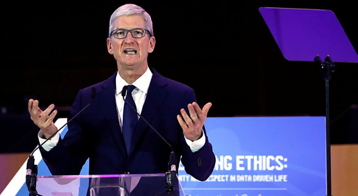 Ông Tim Cook, giám đốc điều hành Apple, phát biểu trong diễn đàn tại Brussels - Ảnh: REUTERS