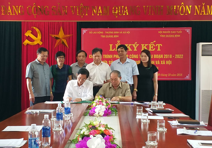 Đại diện lãnh đạo Sở LĐTBXH và Ban đại diện hội người cao tuổi ký kết chương trình công tác giai đoạn 2018-2022
