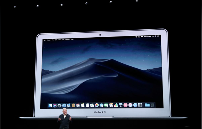 CEO Apple Tim Cook giới thiệu về mẫu máy tính MacBook Air mới. (Nguồn: Reuters)