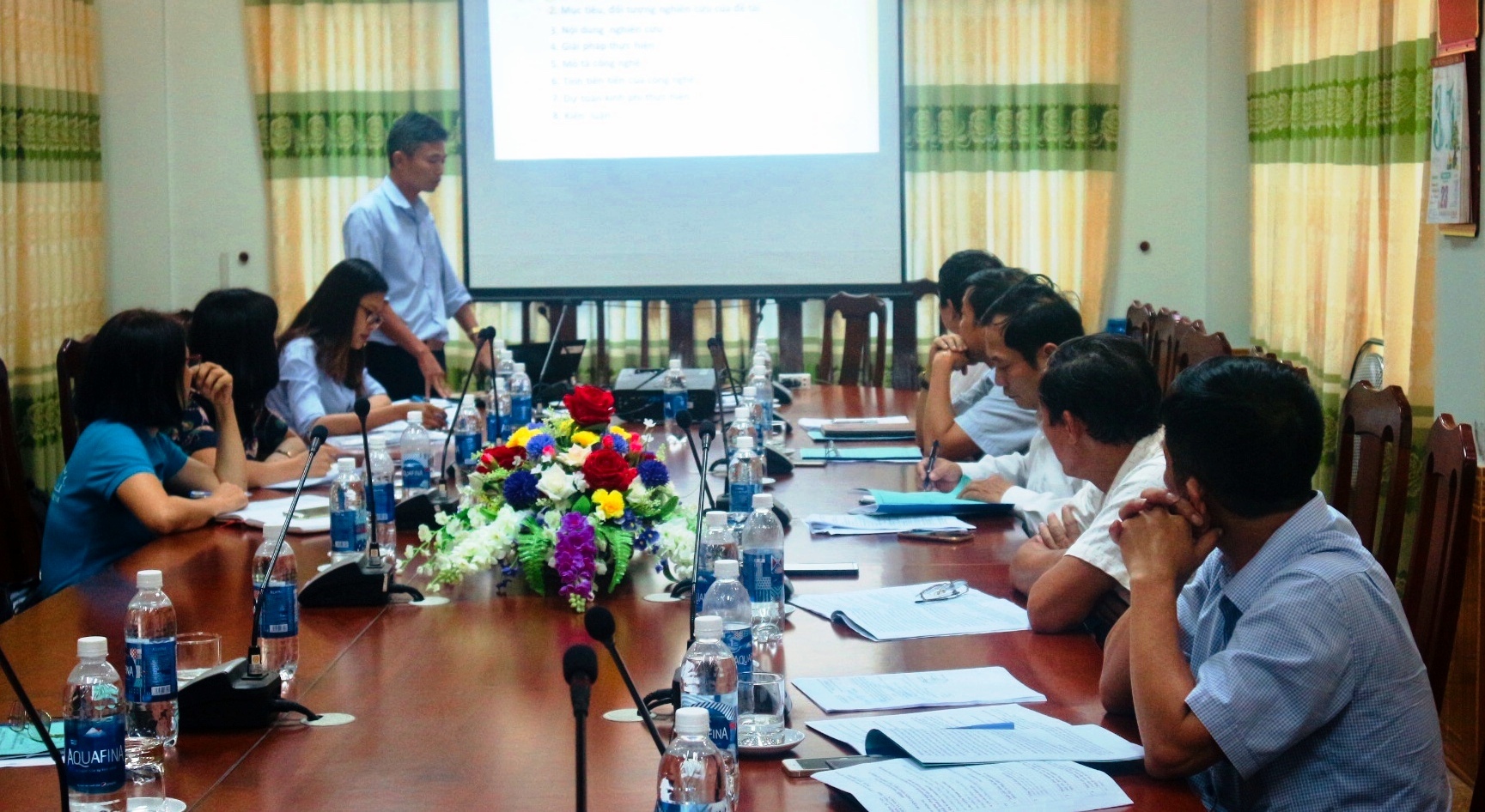 Đồng chí Phan Trung Thông, Chủ nhiệm nhiệm vụ đang thuyết minh nhiệm vụ khoa học “Ứng dụng công nghệ sinh học để xử lý rác thải hữu cơ và phế phụ phẩm nông nghiệp thành giá thể sản xuất rau quả an toàn