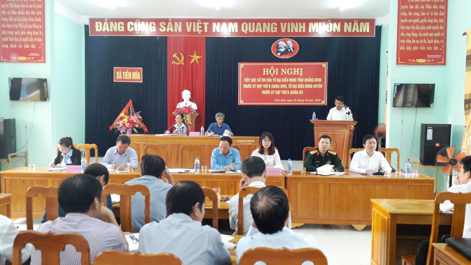 Các đại biểu tiếp xúc với cử tri tại xã Tiến Hóa, Tuyên Hóa