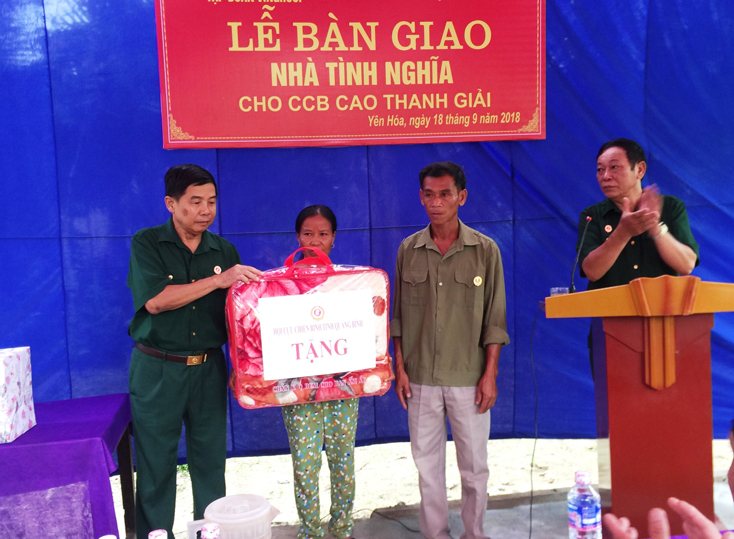  Ông Đoàn Lương Khuệ, Chủ tịch Hội CCB tỉnh bàn giao nhà  