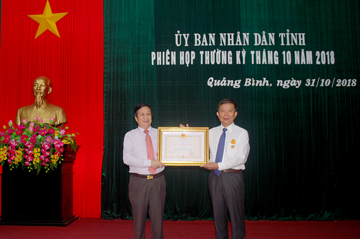 Thừa ủy quyền Chủ tịch nước, đồng chí Nguyễn Xuân Quang, Phó Chủ tịch Thường trực UBND tỉnh trao tặng Huân chương Độc lập hạng ba cho đồng chí Nguyễn Hữu Hoài, Phó Bí thư Tỉnh ủy, Chủ tịch UBND tỉnh.