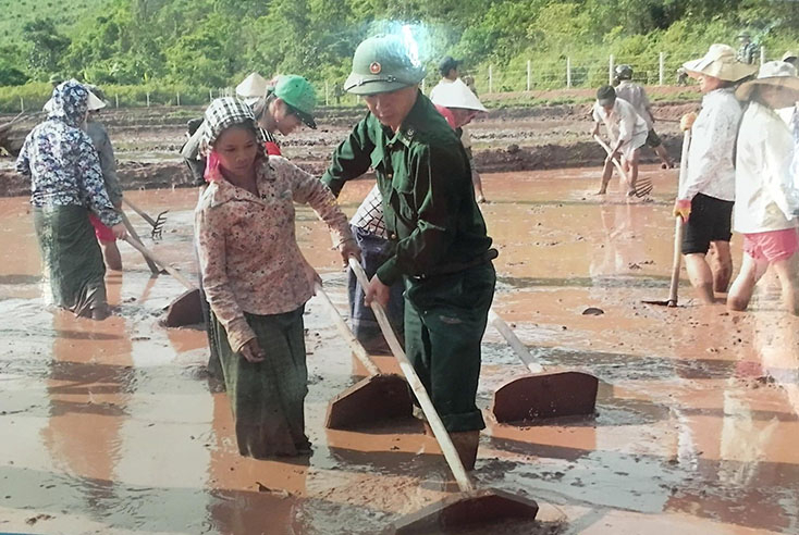 Chiến sỹ Đồn Biên phòng CKQT Cha Lo giúp dân bản Kà Ai, xã Dân Hóa, Minh Hóa làm lúa nước 