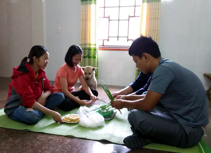 Chủ nhân của nhiều homestay ở Quảng Bình sẵn sàng cùng khách chế biến các món ăn đặc sản quê hương.
